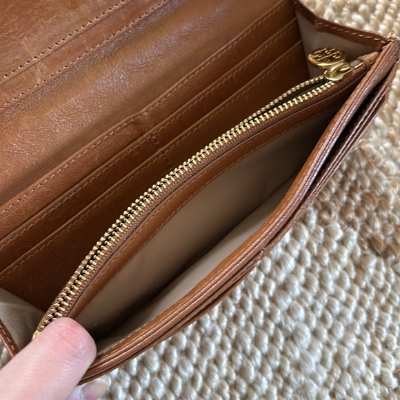 Tory Burch leather envelope continental wallet in tan - Picture 4 of 9